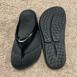 Oofos womens  OOLALA SANDAL - BLACK